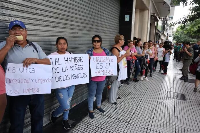 Hambre: Sandra Pettovello se niega a recibir la fila de 25 cuadras en el Ministerio de Capital Humano Sandra Pettovello fila