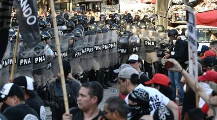 represion en congreso Mientras la Cámara de Diputados transita el segundo día consecutivo de debate por la Ley Ómnibus, afuera del Congreso la policía nuevamente agrede y reprime a militantes de las organizaciones que se encuentran protestando contra el proyecto de ley.