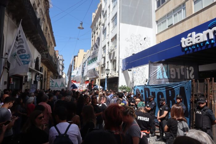 Enorme abrazo a Télam contra el cierre Abrazo a Télam