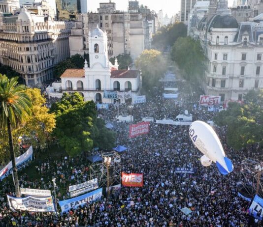 Histórica y masiva Marcha Universitaria en defensa de la educación pública Marcha universitaria