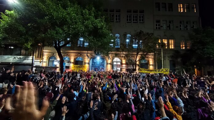 Masiva asamblea de Psicología Marcha educación