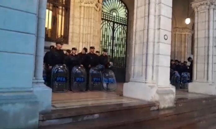 Militarización despidos en el Estado Militarización despidos en el Estado