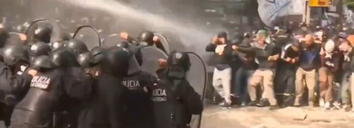 El gobierno responde con represión al reclamo pacÃfico por comida en los comedores populares Represión en la 9 de Julio