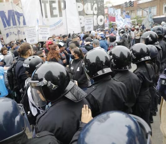 Organizaciones de trabajadores desocupados protestan contra el hambre