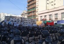 ¡Entreguen los alimentos! Movilización piquetera al Puente Pueyrredón Movilización piquetera