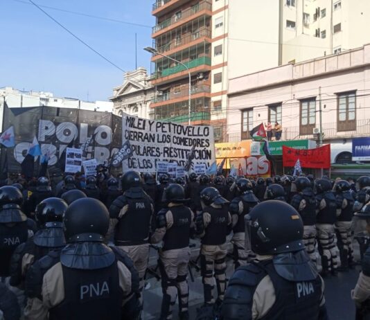 ¡Entreguen los alimentos! Movilización piquetera al Puente Pueyrredón Movilización piquetera