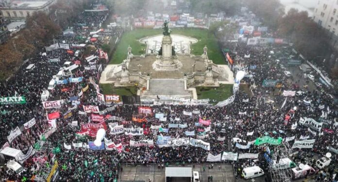 Multitudinaria movilización Ley Bases No a la Ley Bases
