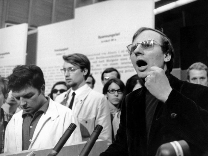 Speaker of the Socialist Student Union (SDS), Hans-Jurgen Krahl (r), at the lectern. On 28 May 1968, in the Grand Broadcasting Hall of the Hessischer Rundfunk in Frankfurt am Main, an event organised by prominent representatives from the fields of art and Hans-Jürgen Krahl