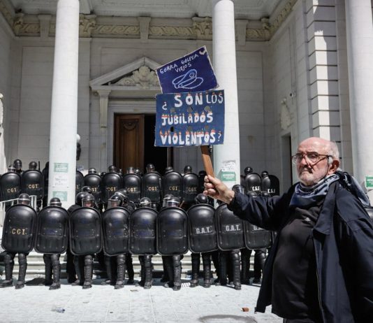 Santa Fe: con represión en la Legislatura, Pullaro aprobó la reaccionaria reforma previsional represión Pullaro