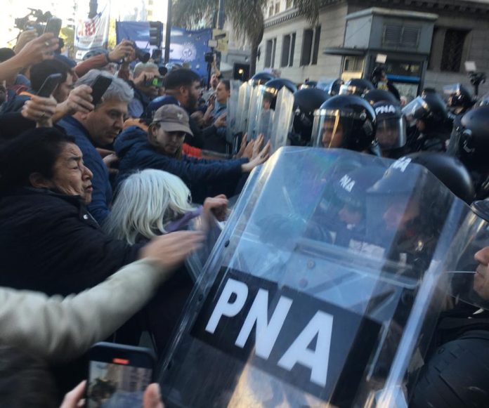 reprimen jubilados Represión jubilados