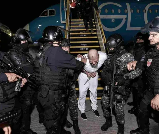 Vergonzoso: los gobiernos de El Salvador, Costa Rica y Panamá colaboran con las deportaciones masivas de Trump deportaciones trump