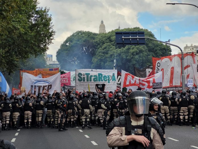 Resistencia a la represión en defensa de los jubilados represión jubilados