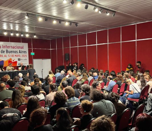 Ian Barnett en la presentación de «El Marxismo y la Transición Socialista» en la Feria del Libro