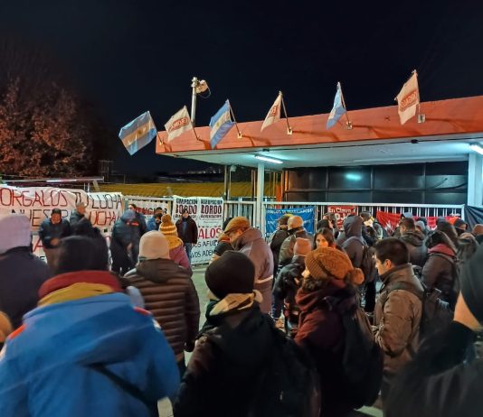 Corte y acto de los trabajadores de Georgalos contra los despidos Georgalos