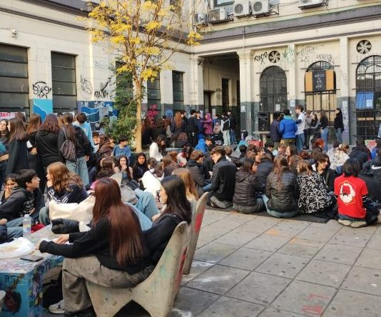 Estudiantes del CNBA y el Pellegrini votaron la toma de sus colegios CNBA Pellegrini