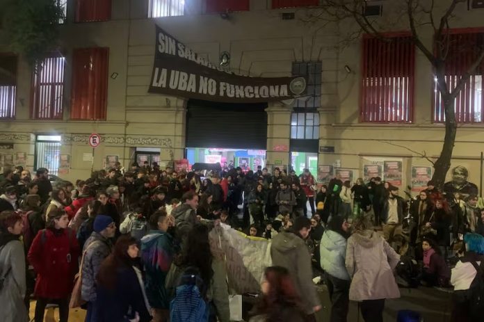Toma de Filosofía y Letras Toma Filosofía y Letras