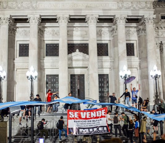 Todo cruje antes de octubre Milei