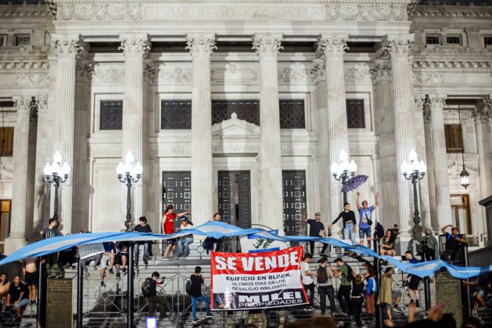 Cacerolazo en el Congreso Milei