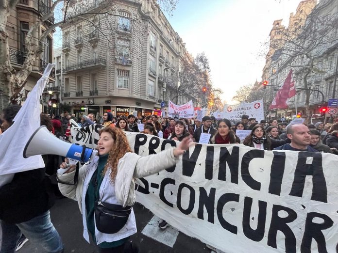 Residentes marchan por la salud pública salud