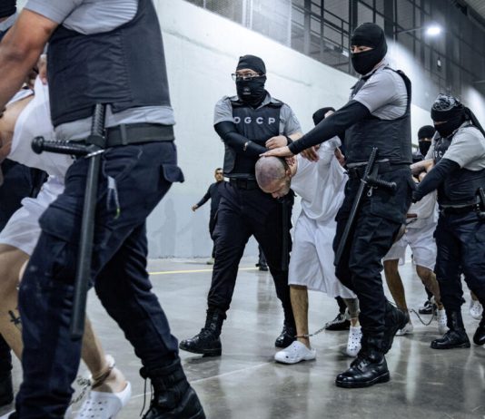 La horripilante experiencia del salvadoreño deportado por “error” en la cárcel de Bukele salvadoreño deportado