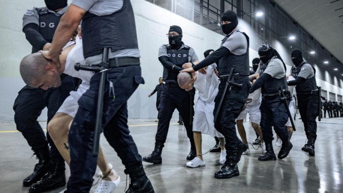 Tortura a los migrantes salvadoreño deportado