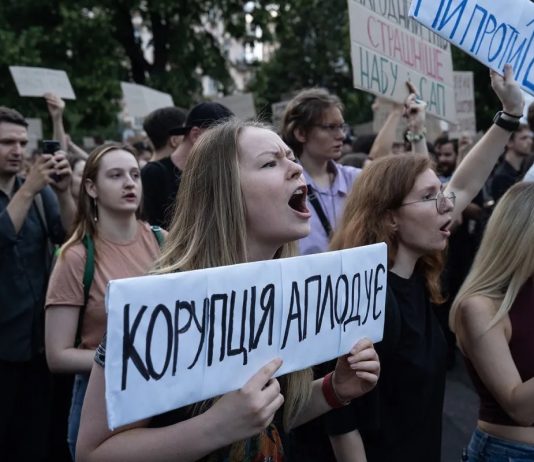 Zelensky enfrenta primeras movilizaciones masivas desde el inicio de la invasión rusa Ucrania