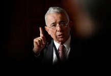 Uribe es condenado por sus vínculos con los paramilitares Uribe condena