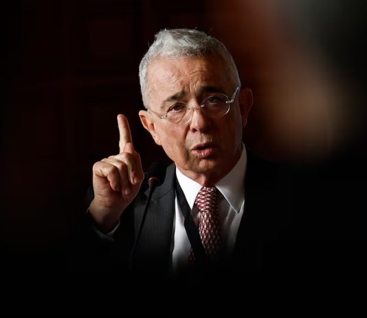 Uribe es condenado por sus vínculos con los paramilitares Uribe condena