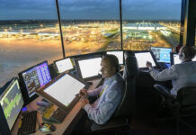 Contundente paro de controladores aéreos enfrenta el techo salarial de Milei controladores aéreos