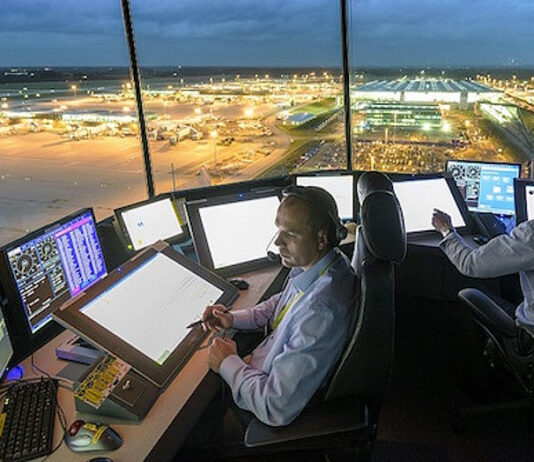 Contundente paro de controladores aéreos enfrenta el techo salarial de Milei controladores aéreos