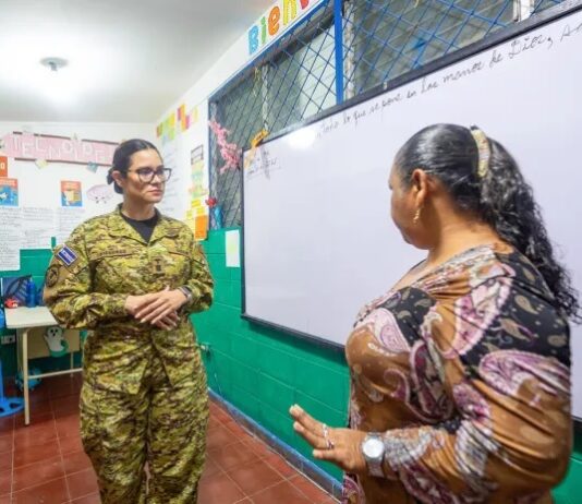 Bukele militariza la educación para consolidar su régimen Bukele militariza la educación
