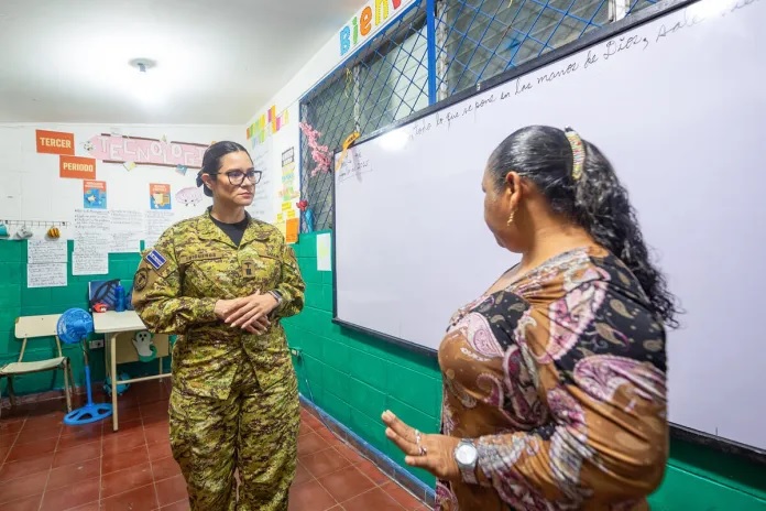 ElSalvador Bukele militariza la educación