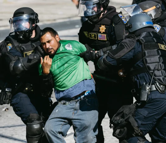La Corte Suprema reanuda las redadas contra migrantes por su color de piel, acento o lugar de trabajo Redadas de ICE