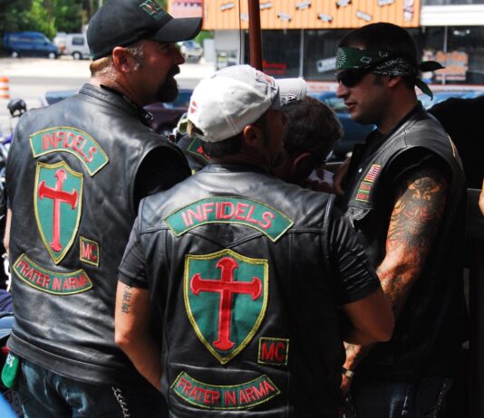 Gaza: la banda de motociclistas fascistas estadounidenses usada por Israel en los mortales centros de distribución de alimentos Motociclistas Gaza