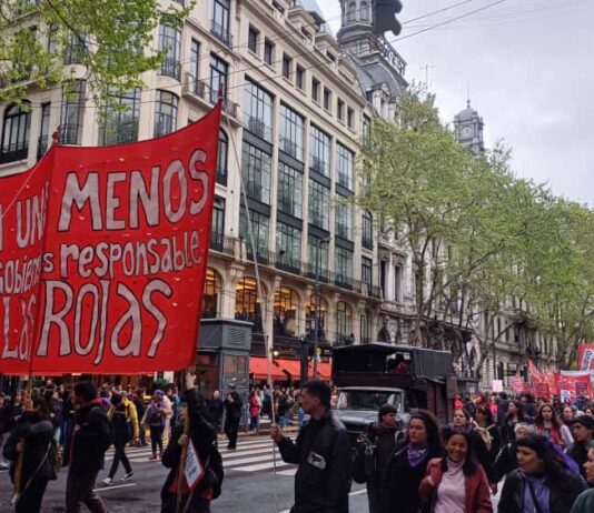 Inmensa movilización frente al triple femicidio de Morena, Brenda y Lara movilización femicidio