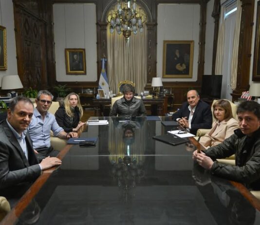 La nueva «mesa política», la ridícula respuesta de Milei a la derrota electoral Mesa política Milei