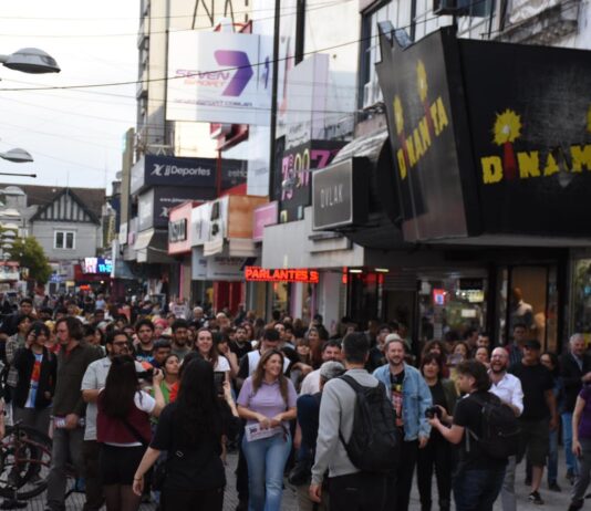 Enorme cierre de campaña de Manuela Castañeira y el Nuevo MAS en Lomas de Zamora Cierre de campaña