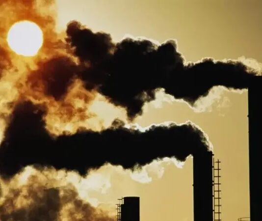 Alarmante: los gobiernos capitalistas proyectan aumentar sustancialmente la producción de combustibles fósiles crisis ecológica