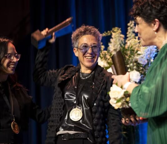 “Gracias a la educación pública argentina”: las palabras de Gabriela Cabezón Cámara al recibir el National Book Award Cabezón recibe premio