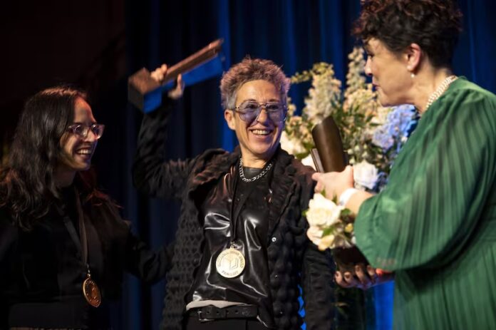 Cabezón recibe premio