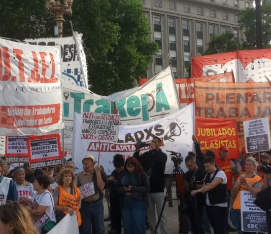 Jubilados y trabajadores se movilizan a Plaza de Mayo contra el ajuste y las reformas laboral y previsional Jubilados Plaza de Mayo