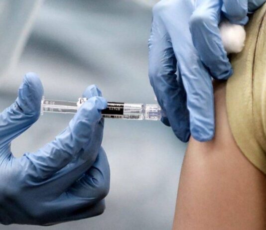 Con Milei, se derrumba la vacunación infantil y adolescente, y los expertos advierten por la reaparición de enfermedades Milei vacunación