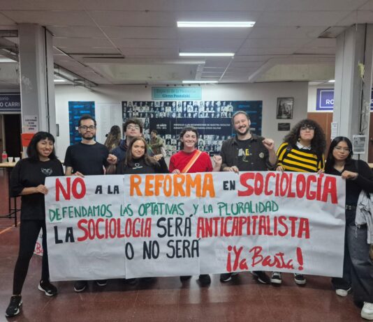 La Junta de SociologĂa vota una resoluciĂłn para aprobar la reforma del plan de estudios a espaldas de les estudiantes Reforma SociologĂa